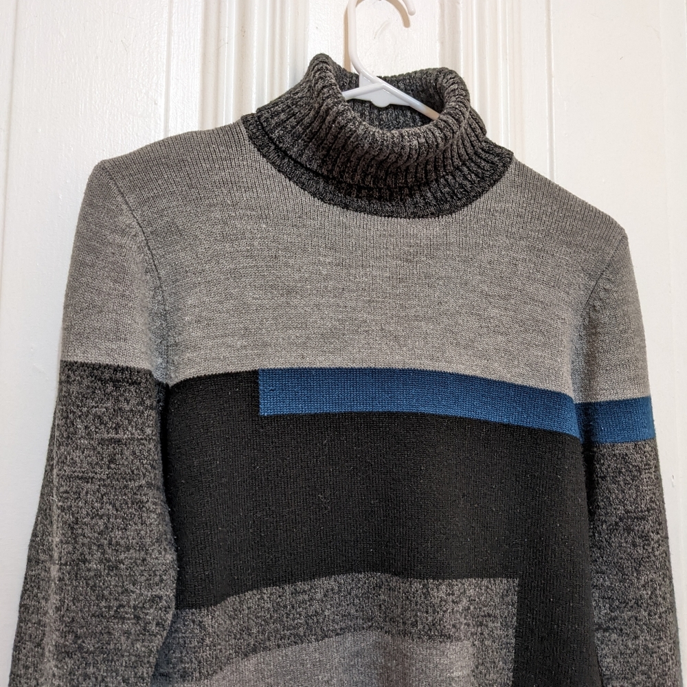 Color-block Turtle Neck Sweater - Picture 3 of 5